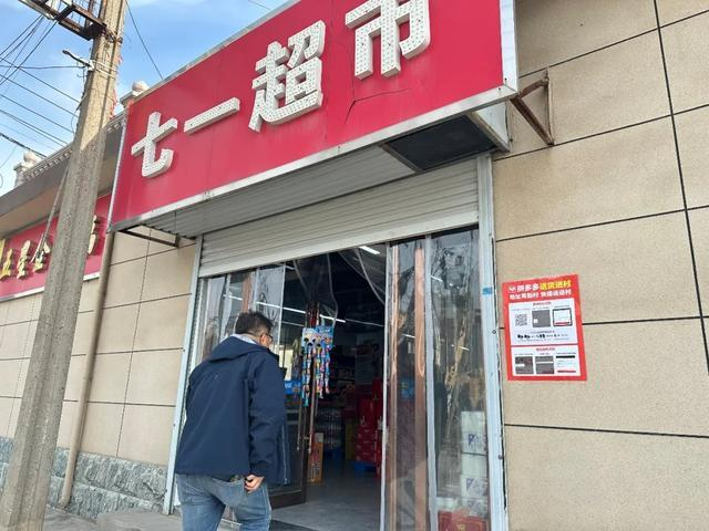 （村民正前往村里的拼多多驿站取快递。刘地|摄）