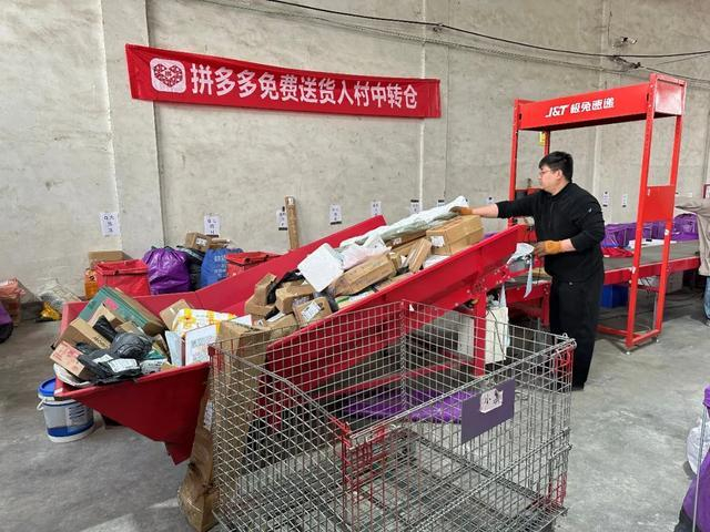 （王修艺正在新乡县拼多多免费送货入村中转仓对货物进行分拣。刘地|摄）