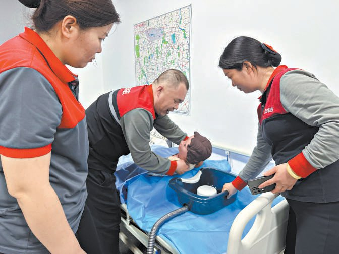 　　家政服务员练习助浴技能。 本报记者 王琪鹏摄