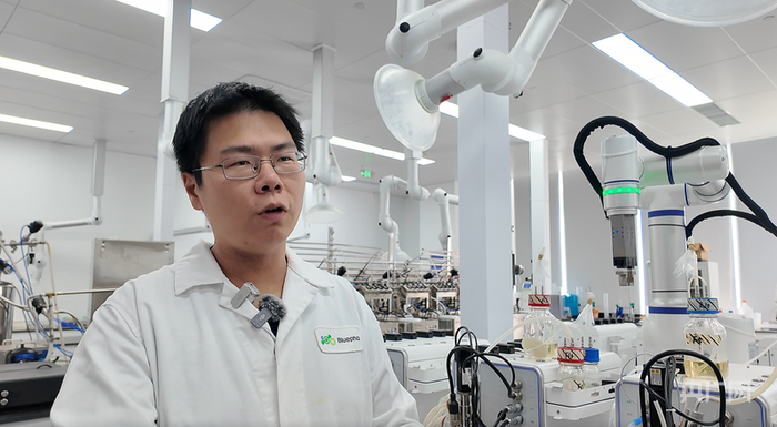 上海蓝晶微生物资深研究员陈硕冰博士在介绍AI+合成生物高通量自动化研发平台（Synbio  OS）  （央广网记者  沈梅摄）