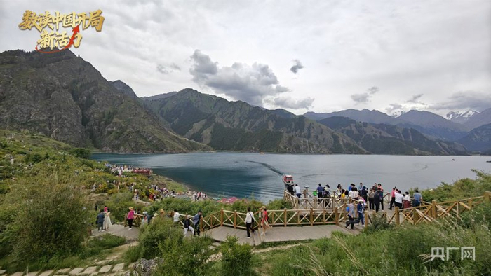 天池景区游人如织  （央广网记者  郭璁悦  摄）