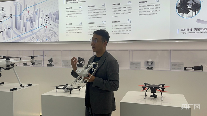 企业相关负责人介绍低空飞行产品（央广网记者 张顺鹏 摄）
