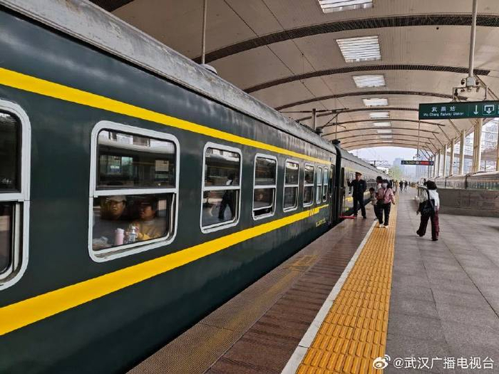   4818次列车停靠在武昌站。新华社记者 张阳 摄