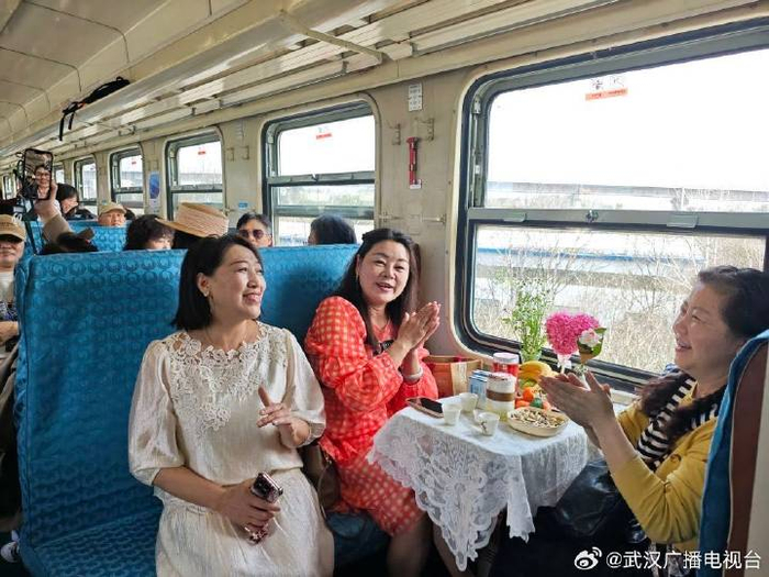   秦晓晓（左一）和朋友们在车上唱歌。新华社记者 张阳 摄