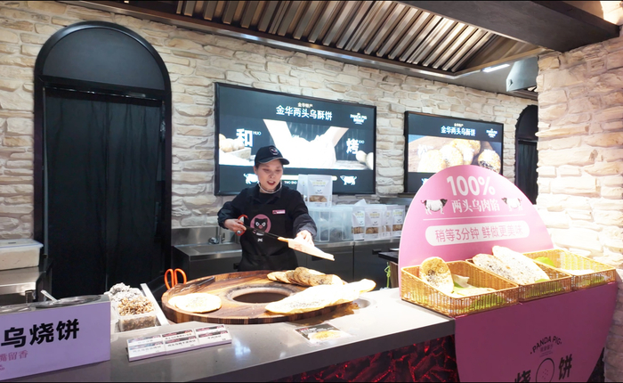 金华服务区内工作人员正在制作烧饼（央广网记者 杨正弘 摄）