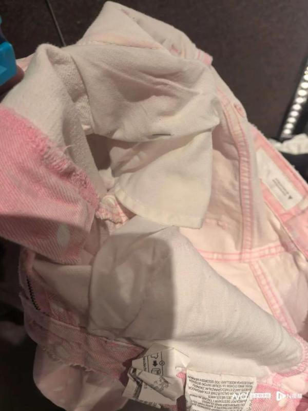 赵女士称裤子的口袋里有一根针头。受访者供图