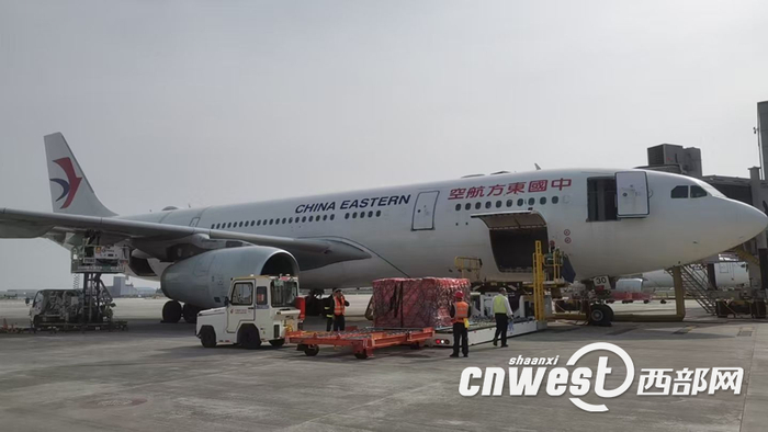 停泊在西安机场的东航飞机