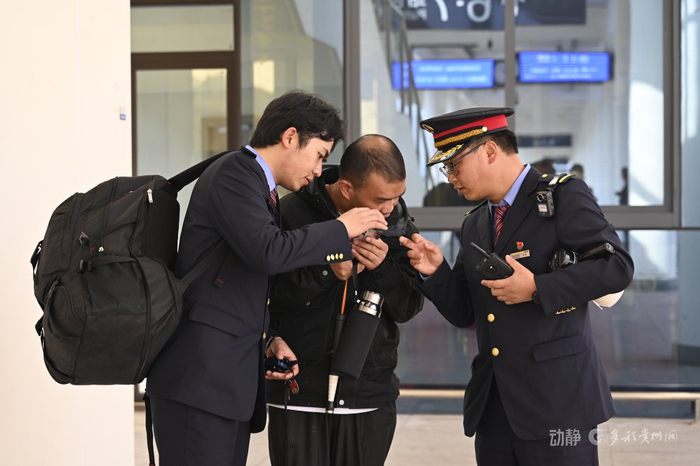 在毕节站，乘警帮扶重点旅客刘洋/摄