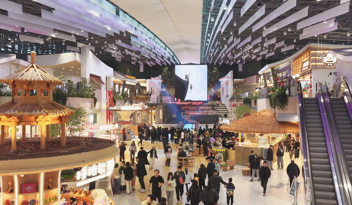 浙江杭千高速桐庐服务区的商业区吸引众多过路司机和乘客（央广网记者 杨正弘 摄）