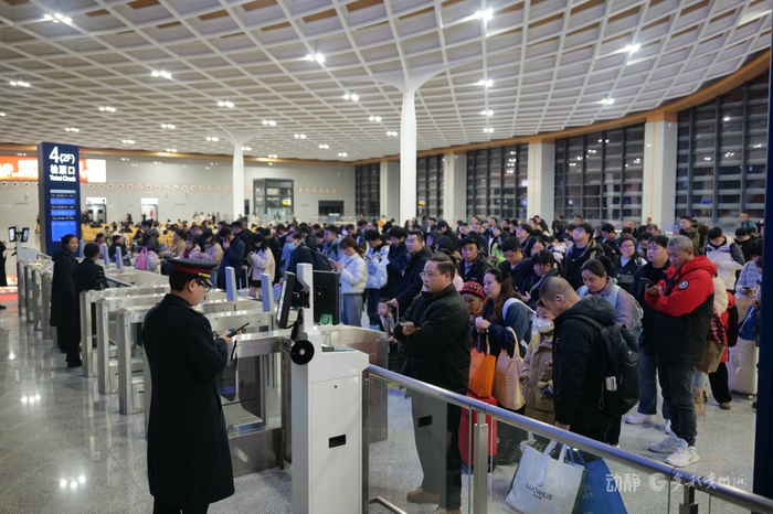 在兴义南站，旅客检票进站田露/摄
