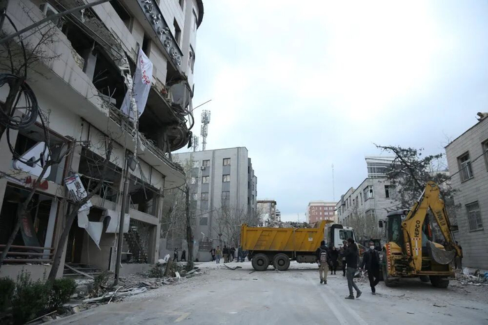 这是3月29日在伊朗首都德黑兰拍摄的一处受损的建筑。该建筑当日上午在美以袭击中被严重损毁。新华社记者沙达提摄