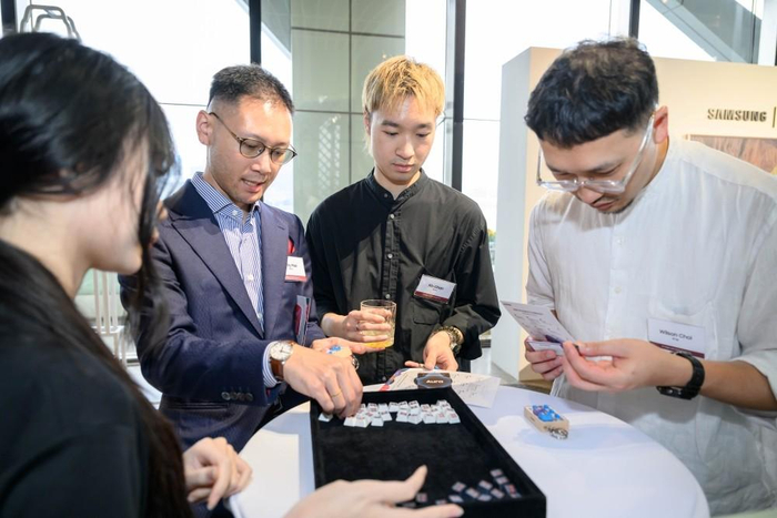 ▲ 与会者参与了以艺术展品为灵感来源的创意手工活动。