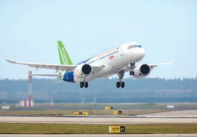 2017年5月5日，C919大型客机101架机首飞成功图：中国商用飞机有限责任公司供图