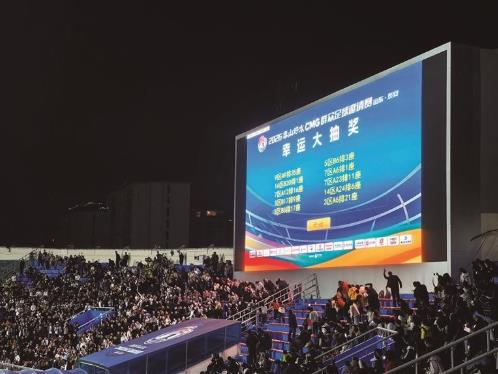 比赛中场休息，现场幸运观众抽取“玉树有礼”礼盒。玉树州农牧科技局供图