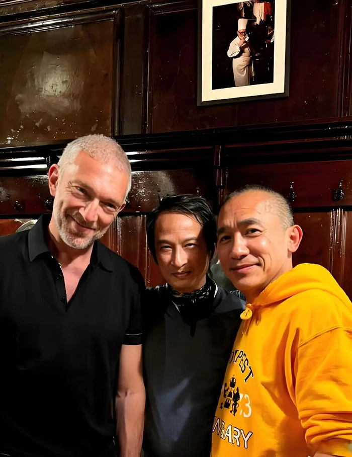 陈英雄（中）与好友