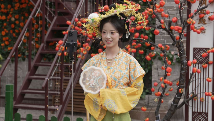 　　游客在许昌市魏都区曹魏古城体验三国文化。新华社发（王永涛 摄）