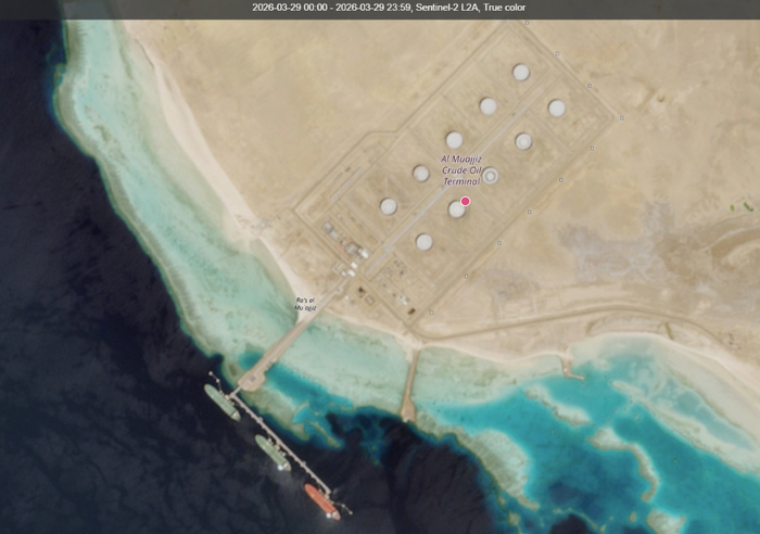 （欧盟“哥白尼计划”卫星于3月29日拍到三艘大型油轮在沙特红海海岸的Al Muajjiz码头同时装载原油）