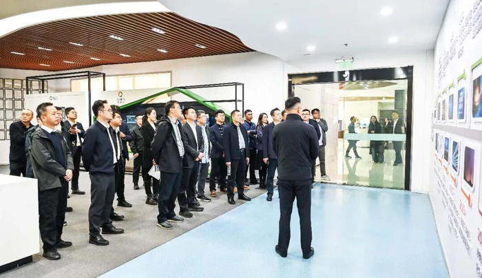 图：代表团参观亚信科技（南京）展厅