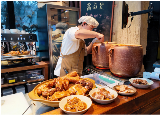 二、市场初探：特色风味获认可，良性互动筑牢成长根基