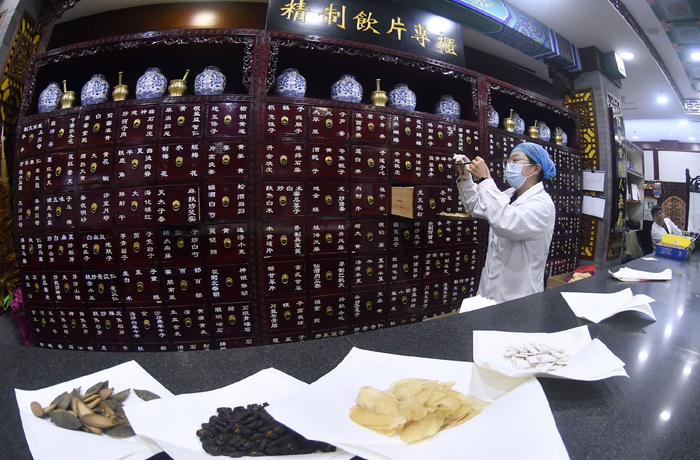 图为同仁堂中医馆的药师为患者配药。新华社记者　李欣　摄
