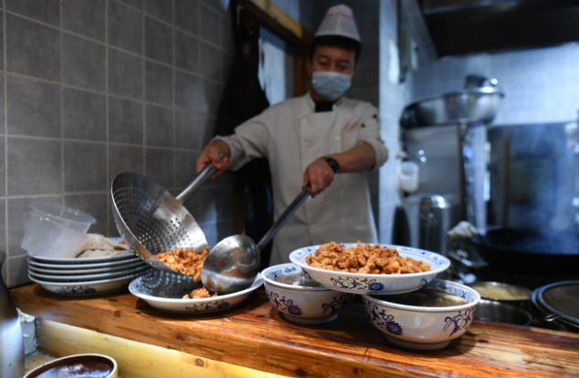 西宁市一餐饮店厨师忙碌烹饪青海美食。西海新闻记者 邓建青 摄