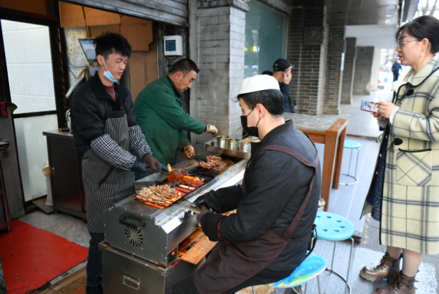 西宁市兴海路马一刀烤肉，外地游客尤其喜爱。西海新闻记者 邓建青 摄