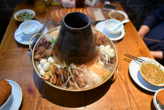 青海美食土火锅。西海新闻记者 邓建青 摄