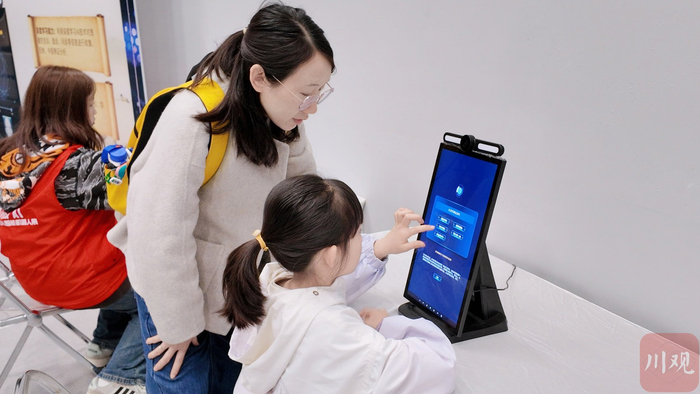 学生现场体验AI问诊。李婷 摄