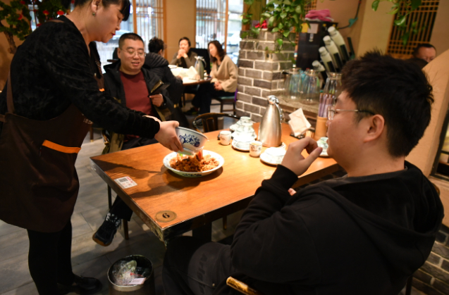 西宁市兴海路一湟源里脊餐饮店食客爆满。西海新闻记者 邓建青 摄