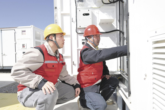 工作人员进行日常巡检工作。通讯员 韩文彬 摄