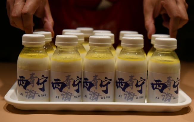 外地游客尤其喜爱青海酸奶。西海新闻记者 邓建青 摄