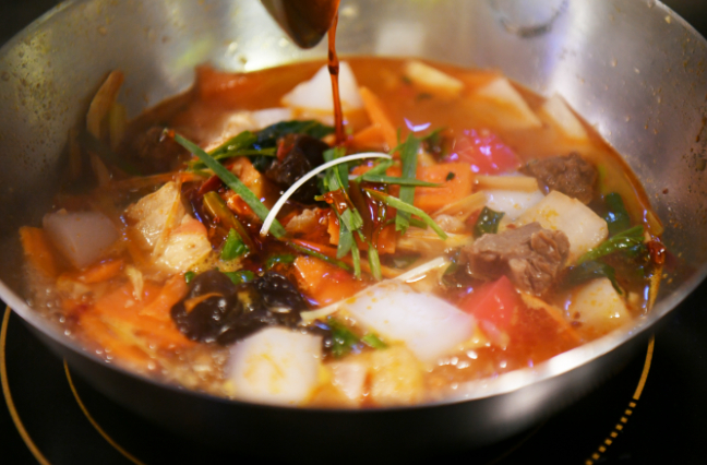 青海美食熬饭。西海新闻记者 邓建青 摄
