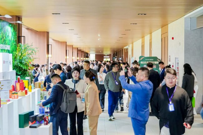 ▲大会为合作伙伴搭建商展平台,现场热闹非凡