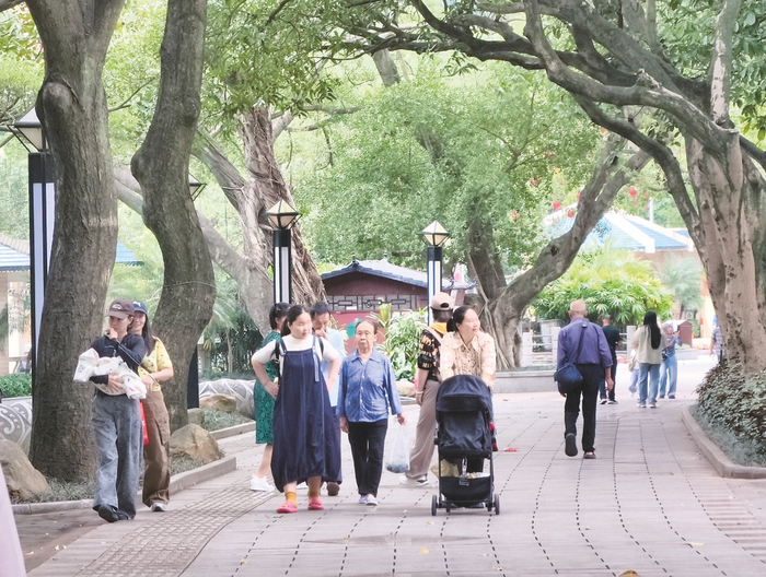     清明将至，适宜踏青赏花。昨日，不少市民在人民公园游玩。本报记者宋延康 摄