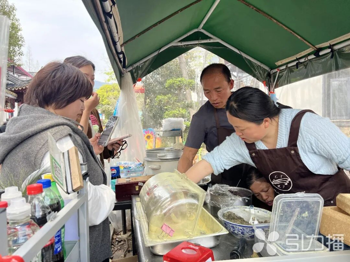 陆春燕的摊位前围满了游客。苏报融媒记者 徐靖怡/摄