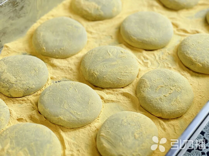裹上“金粉”的松花团子清香扑鼻。苏报融媒记者 徐靖怡/摄