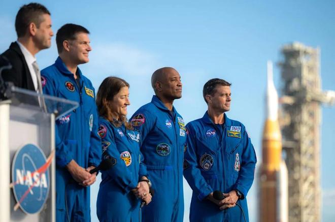 ▲2026年1月的新闻发布会上，NASA局长贾里德·艾萨克曼和这次行动的四位宇航员