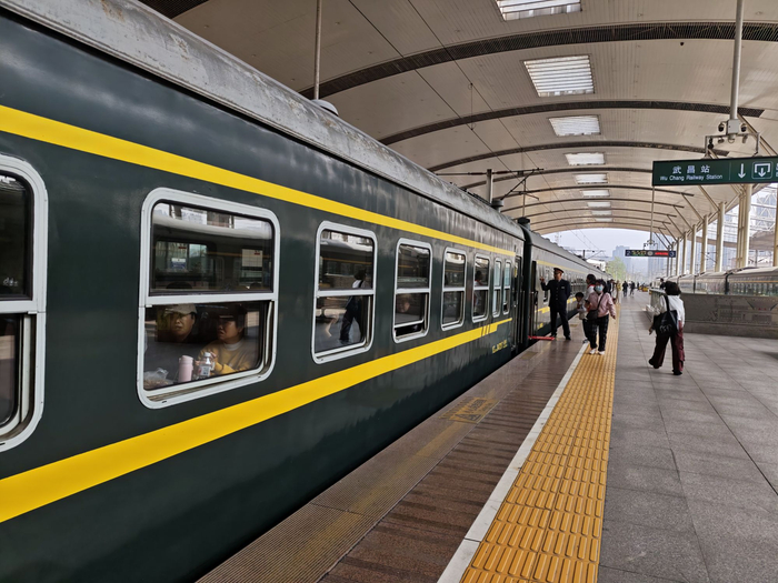 4818次列车停靠在武昌站。新华社记者 张阳 摄