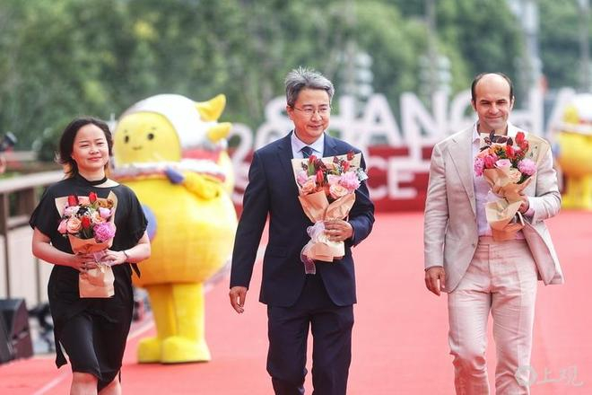  徐东莲（左）与中外同事走上“科学红毯秀”。赖鑫琳 摄