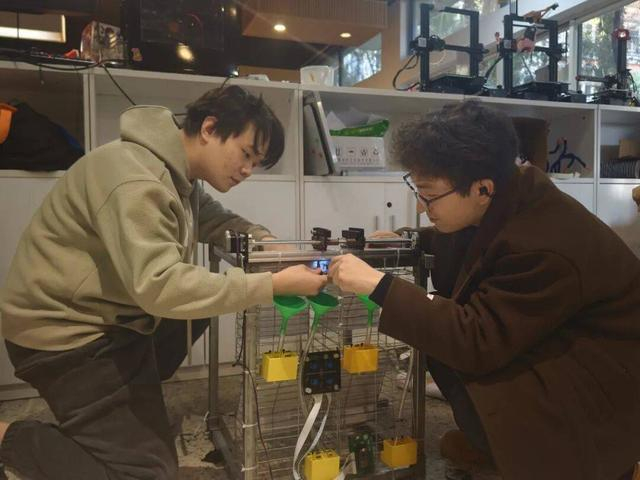 王炳钦（左）和团队成员调试设备。图源受访者