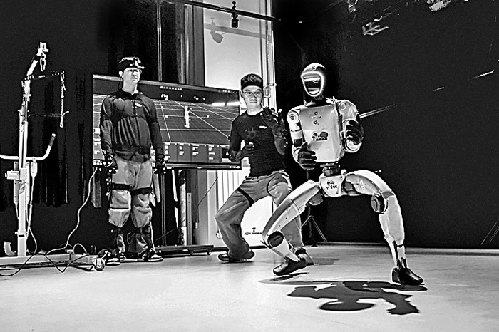 北京国际科幻与未来产业博览会，一家机器人企业工作人员演示协作机器人。新华社发