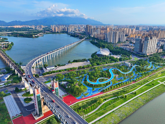 长江国家文化公园九江城区段，蜿蜒的游步道与周边建筑、绿树、碧水以及巍峨的庐山相映成景。朱海鹏摄