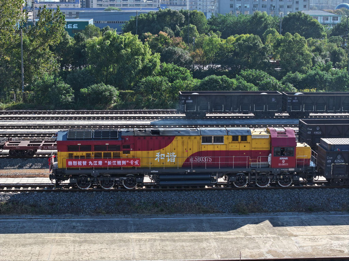 一列满载玉米的“长江班列”从江西九江城西港铁路专用线上港作业区缓缓驶出。 吴颖摄 