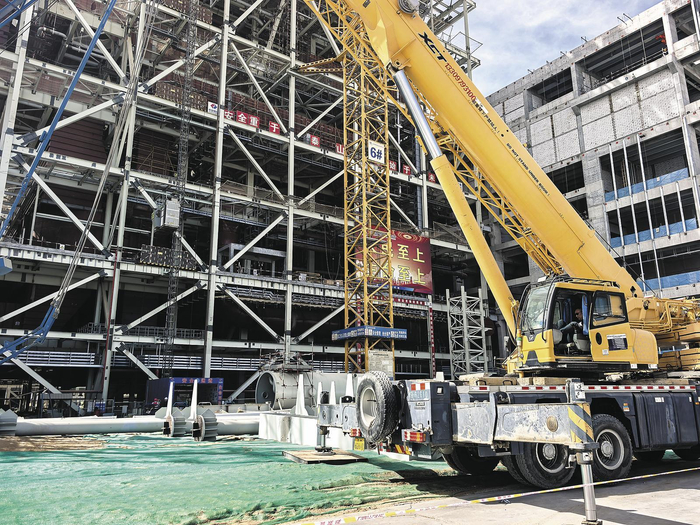     华电格尔木一期2×660MW煤电项目建设现场。本报记者 王菲菲 摄