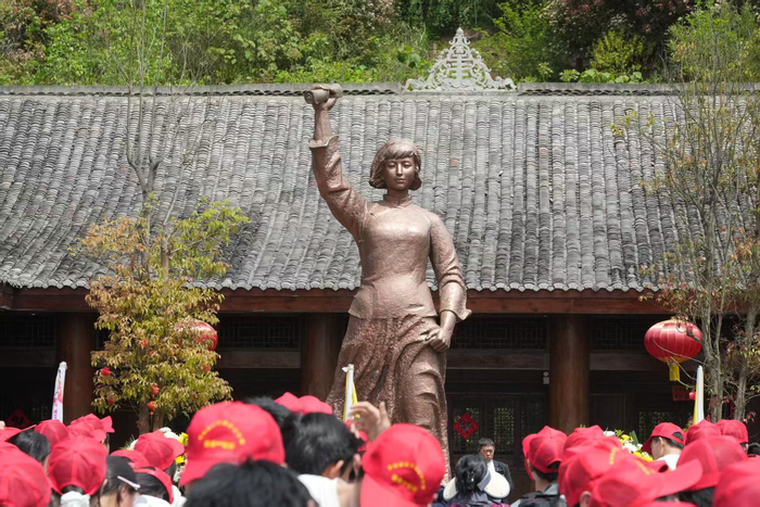 宜宾市翠屏区永兴镇中心学校师生到赵一曼故居致敬英烈。科教集团供图