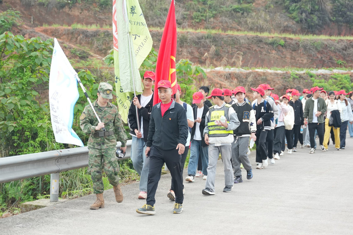 宜宾市翠屏区永兴镇中心学校师生进行了一场“行走的思政课”。科教集团供图