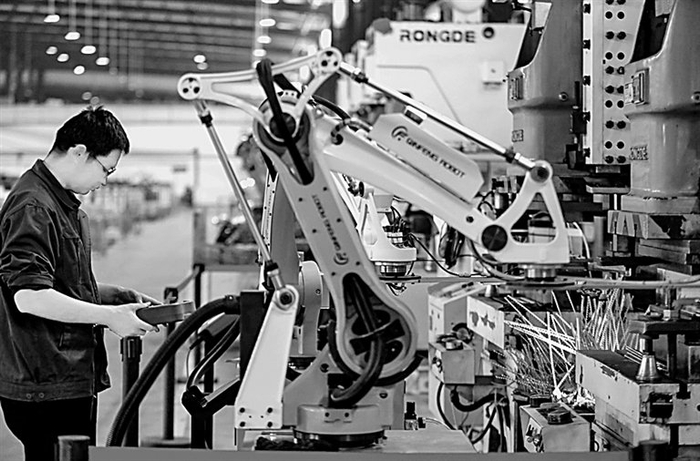 江苏泗洪某汽车配件公司生产线上，工业机器人正按照操控设置精准作业。陈玉摄/光明图片