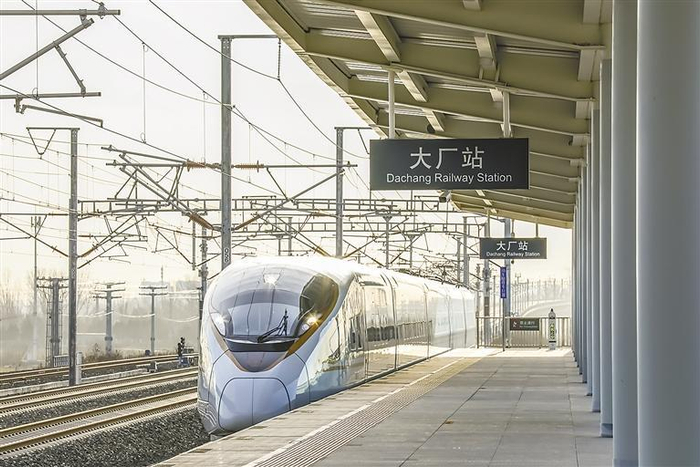     列车驶入京唐城际铁路大厂站。本报记者 杨苗苗 本报通讯员 李浩 摄
