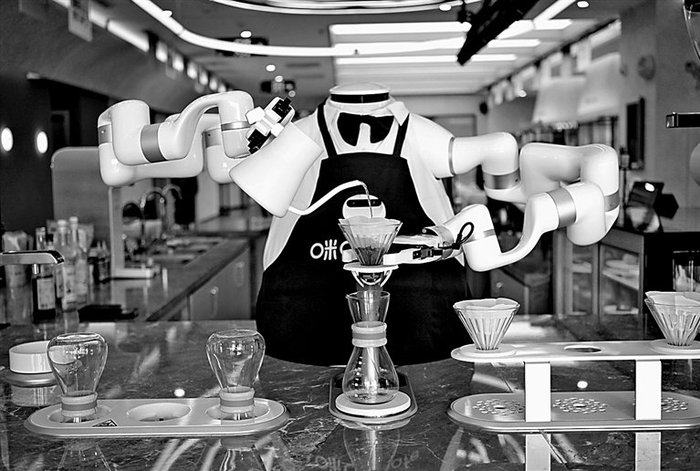 河北雄安新区商务服务中心一家咖啡馆内，AI机器人在制作咖啡。新华社发