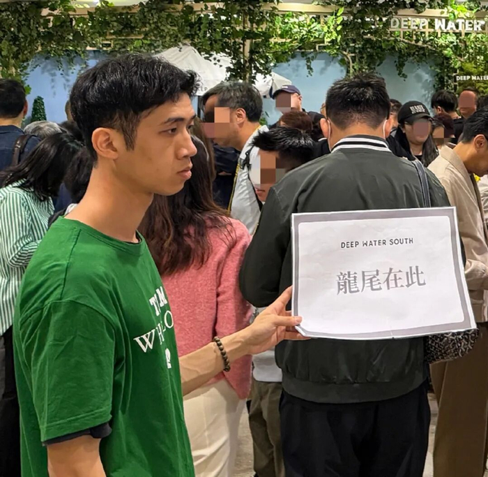 　　2026年3月22日，港岛南区楼盘DEEP WATER SOUTH推售现场，买家排起长龙 图片来源：每经记者 &nbsp;李旭馗 摄